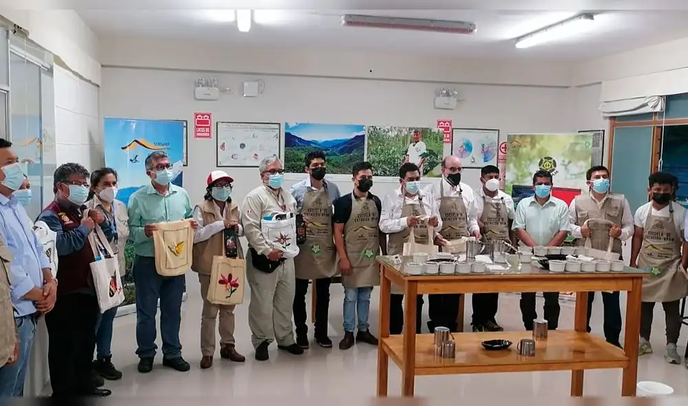 Ministro del Ambiente, Rubén Ramírez junto a jóvenes que son capacitados en catación de café. Foto: Sernanp.
