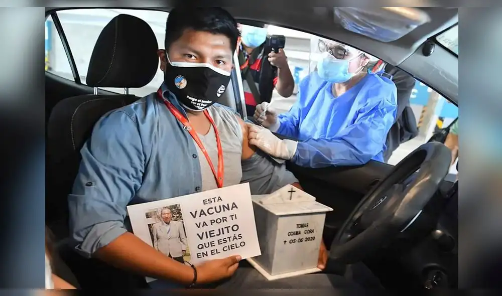 Juan Ccama decidió inmunizarse junto a las cenizas de su progenitor. Foto: Diego Ramos / Página El Pepe Juan Ccama decidió inmunizarse junto a las cenizas de su progenitor. Foto: Diego Ramos / Página El Pepe