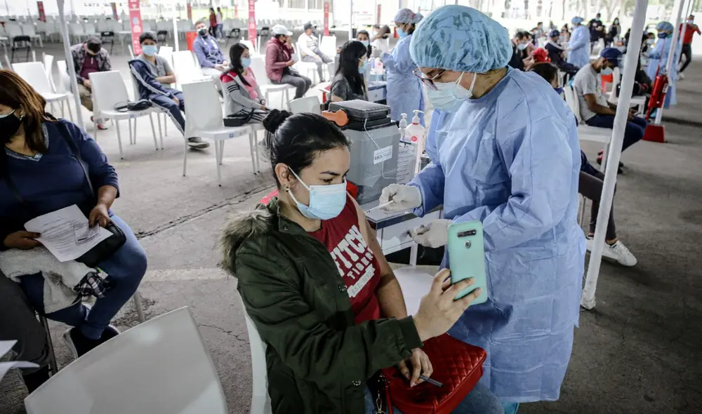 Vacunación en Cañete reunió a miles de jóvenes en los centros de inmunización. Foto: John Reyes / La República Vacunación en Cañete reunió a miles de jóvenes en los centros de inmunización. Foto: John Reyes / La República