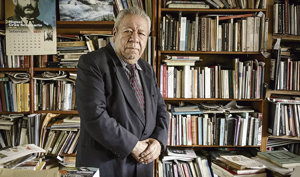Rescate. El historiador Wilfredo Kapsoli Escudero en su biblioteca. Afirma que halló la colección en un librero de viejo. Foto: John Reyes / La República