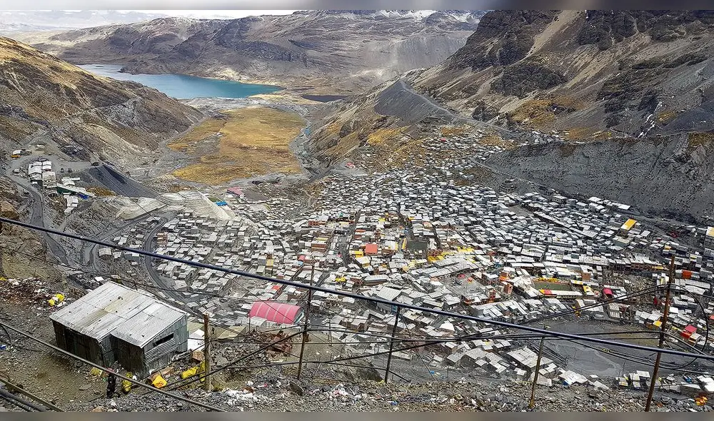 Puno. El poblado se localiza a 5.000 metros sobre el nivel del mar, en la cordillera andina límite con Bolivia. La minería informal es su principal actividad. Puno. El poblado se localiza a 5.000 metros sobre el nivel del mar, en la cordillera andina límite con Bolivia. La minería informal es su principal actividad.