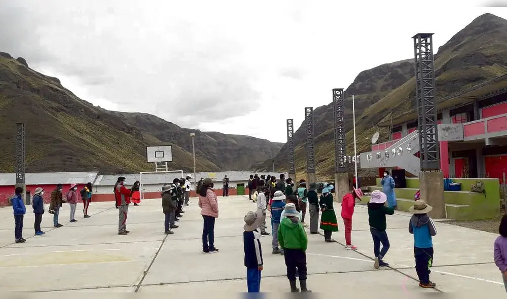Retorno con protocolos. Los estudiantes deben mantener distancia social hasta en los recreos para evitar los contagios.