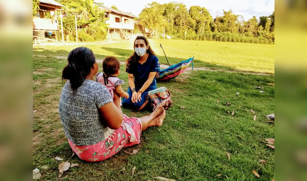 Luna Dannon charlando con vecina de la comunidad Vista Alegre. Foto: Óscar Miranda Luna Dannon charlando con vecina de la comunidad Vista Alegre. Foto: Óscar Miranda