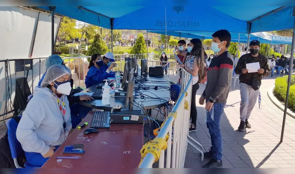 Jóvenes acuden de manera masiva a los vacunatorios de Arequipa. Foto: Wilder Pari / URPI
