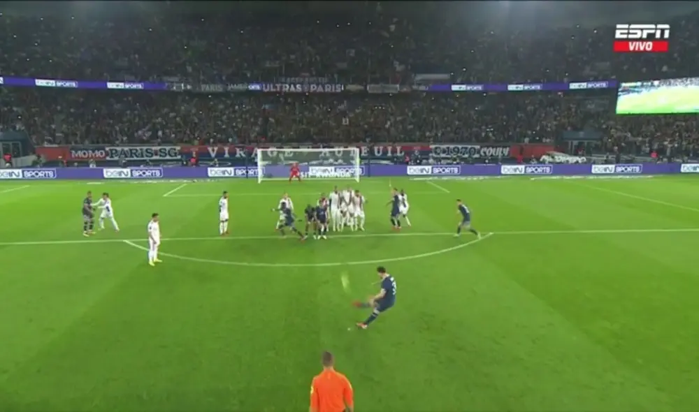 Lionel Messi no pudo anotar su primer gol de tiro libre con el PSG en la jugada más importante del partido. Foto: captura ESPN.