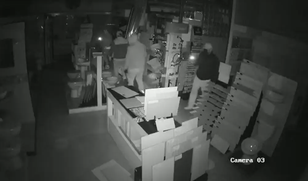 Cámaras del interior de la galería captaron el accionar de los malhechores. Foto: captura de video Cámaras del interior de la galería captaron el accionar de los malhechores. Foto: captura de video
