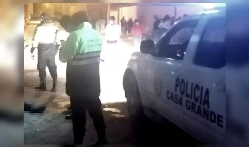 Efectivos de la comisaría de Casa Grande llegaron para hacerse cargo de las diligencias del asesinato. Foto: captura video La Caña