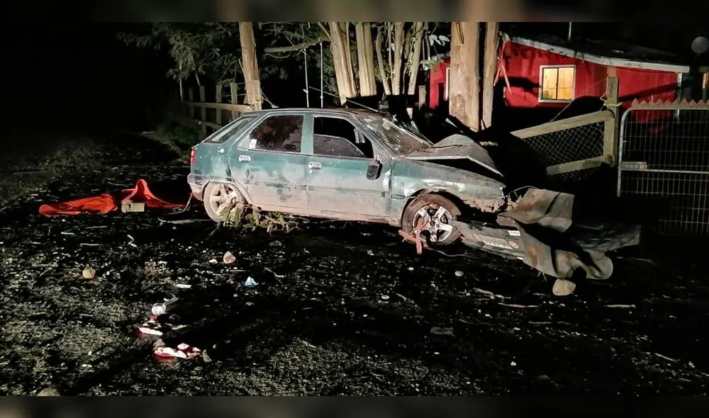 Un representante de la Compañía de Bomberos confirmó que los árboles impidieron que el auto chocara con una casa. Foto: Radio BioBio Un representante de la Compañía de Bomberos confirmó que los árboles impidieron que el auto chocara con una casa. Foto: Radio BioBio