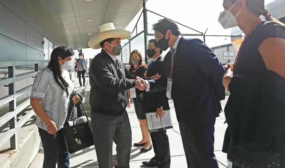 Pedro Castillo a su llegada a Estados Unidos, junto a la primera dama de la nación, Lilia Paredes. Foto: Presidencia