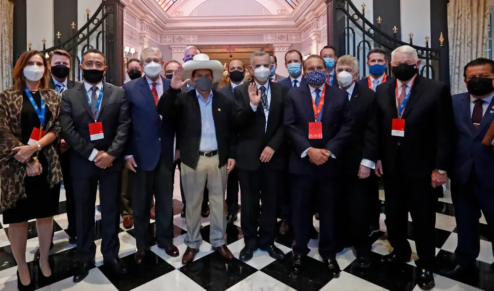 Pedro Castillo junto a los empresarios tras la reunión. Foto: Presidencia