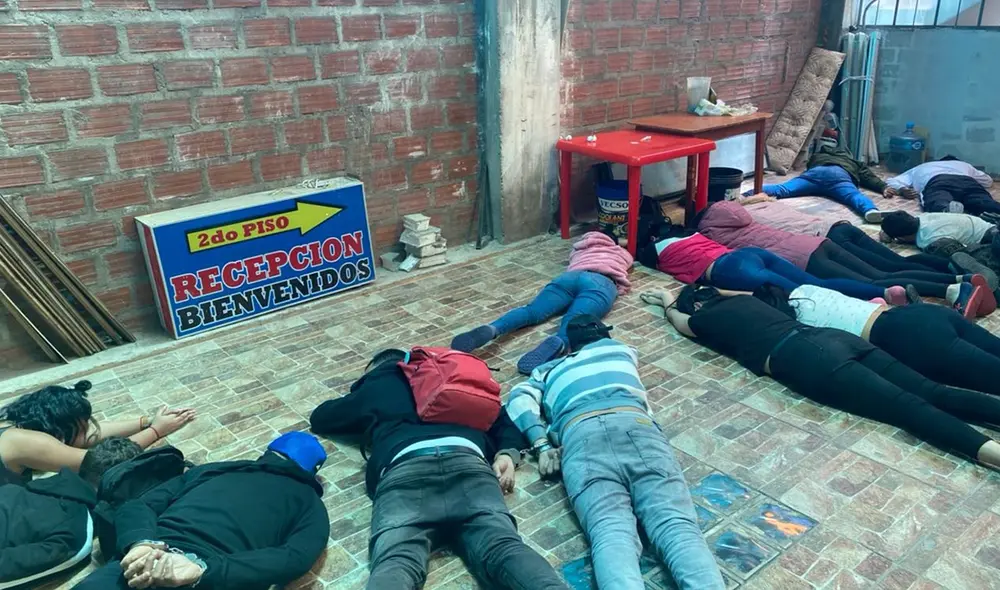 Se les encontró tres pistolas automáticas y dos granadas de guerra. Foto: PNP Se les encontró tres pistolas automáticas y dos granadas de guerra. Foto: PNP