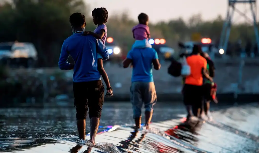 La Oficina de Aduanas y Protección Fronteriza de EE. UU. informó que este domingo salieron tres vuelos desde Texas en dirección a Haití. Foto: Miguel Sierra / EFE La Oficina de Aduanas y Protección Fronteriza de EE. UU. informó que este domingo salieron tres vuelos desde Texas en dirección a Haití. Foto: Miguel Sierra / EFE