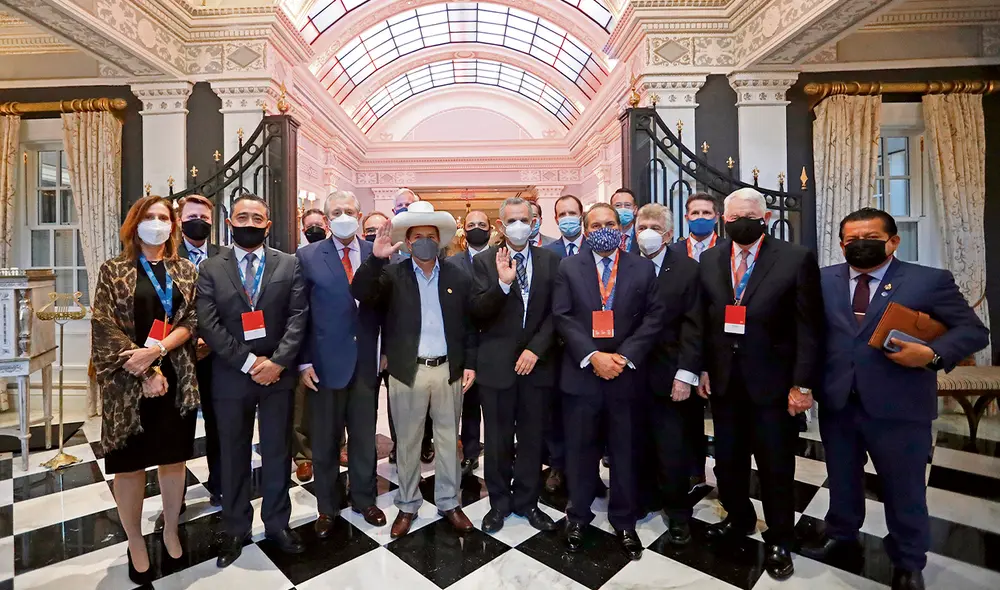 Gira por Estados Unidos.  El presidente Castillo y sus ministros llegaron ayer por la tarde a Estados Unidos. Ningún integrante de su delegación quiso referirse a la coyuntura nacional.  Foto: Sepres