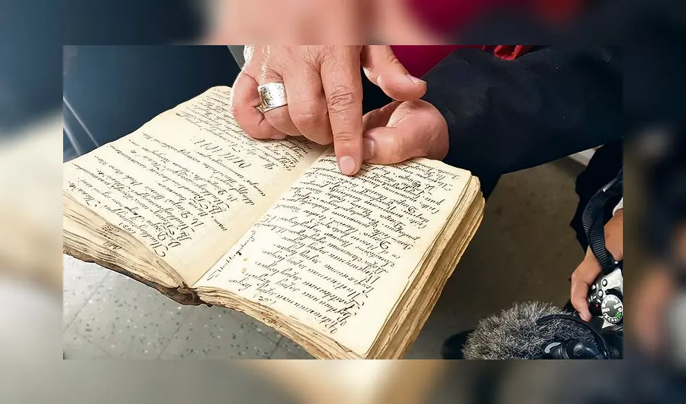 Obispo de Puno, Jorge Carrión, mostró documento para acreditar que la iglesia contribuyó en preservar el idioma quechua.