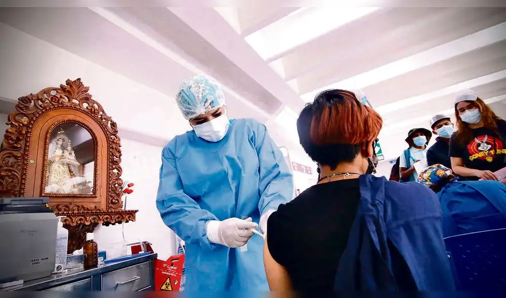 En debate. Especialistas europeos explican la necesidad de que el personal de salud y  adultos mayores reciban una tercera dosis de vacuna contra la Covid-19.