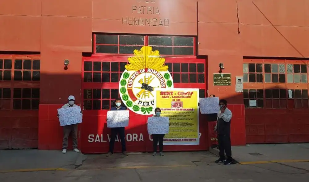 Trabajadores protestaron en los exteriores de Compañía n.° 27. Foto: Rosa Quincho/URPI-GLR