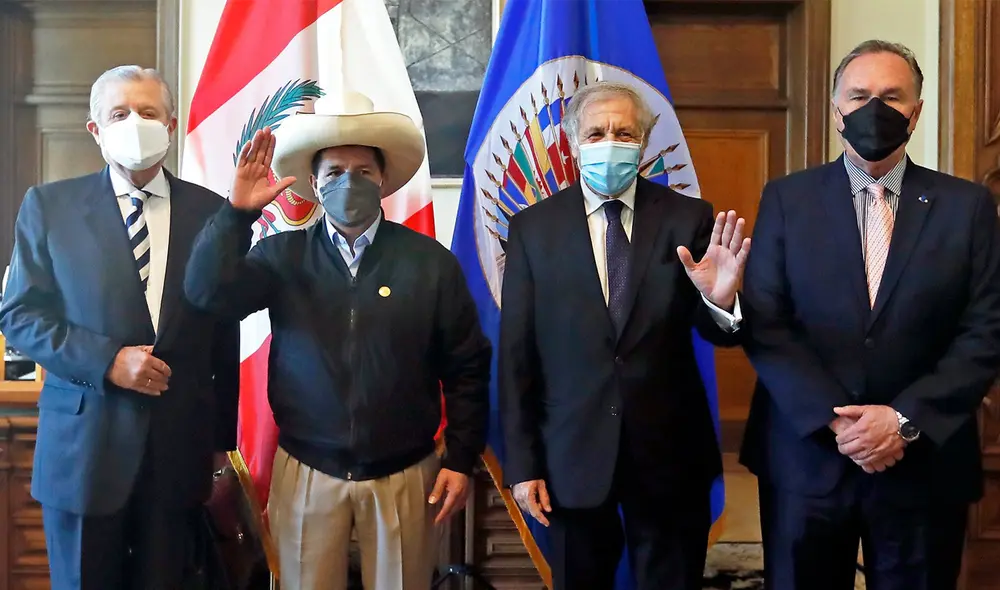 Pedro Castillo fue recibido por el secretario general de la OEA, Luis Almagro en la sede principal de la organización. Foto: Presidencia