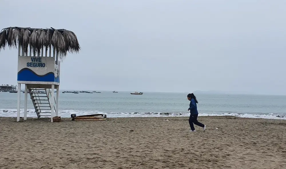 Mujer trota en la playa Agua Dulce. Foto y Video: María Pía Ponce / URPI-LR