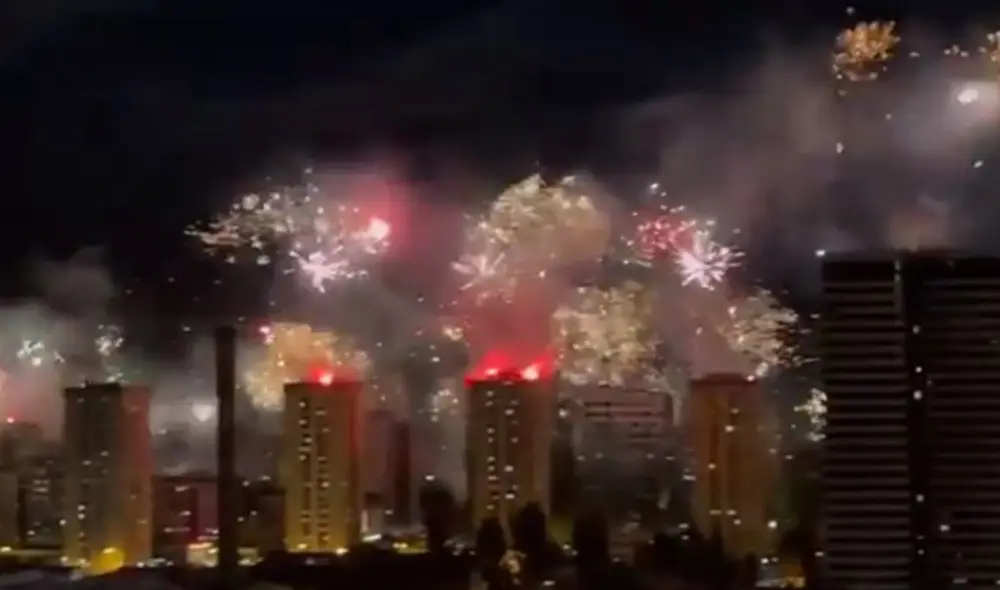 El cielo nocturno de Sarajevo se vio iluminado por un impresionante despliegue de pirotecnia. Foto: captura de video/Klix.ba
