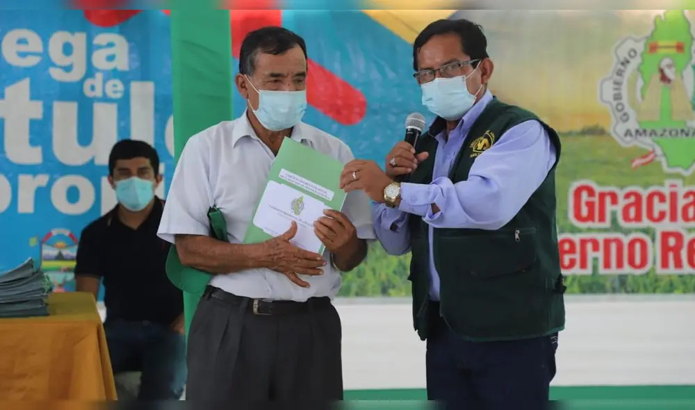 Campesino recibe su título de propiedad del predio rural que ocupa en el caserío de Nueva Esperanza en Aramango, Bagua. Foto: Gorea.