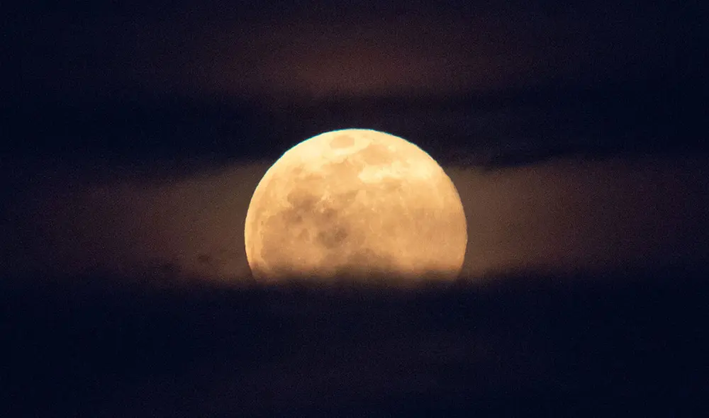 Luna llena captada sobre el horizonte en Washington, EE. UU. Foto: NASA