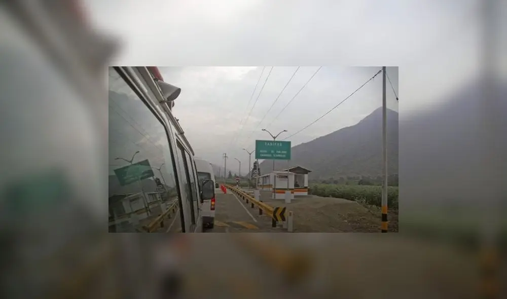 Vigilantes de peaje fueron reducidos por hampones. Foto: Facebook Ciudad de Laredo Vigilantes de peaje fueron reducidos por hampones. Foto: Facebook Ciudad de Laredo