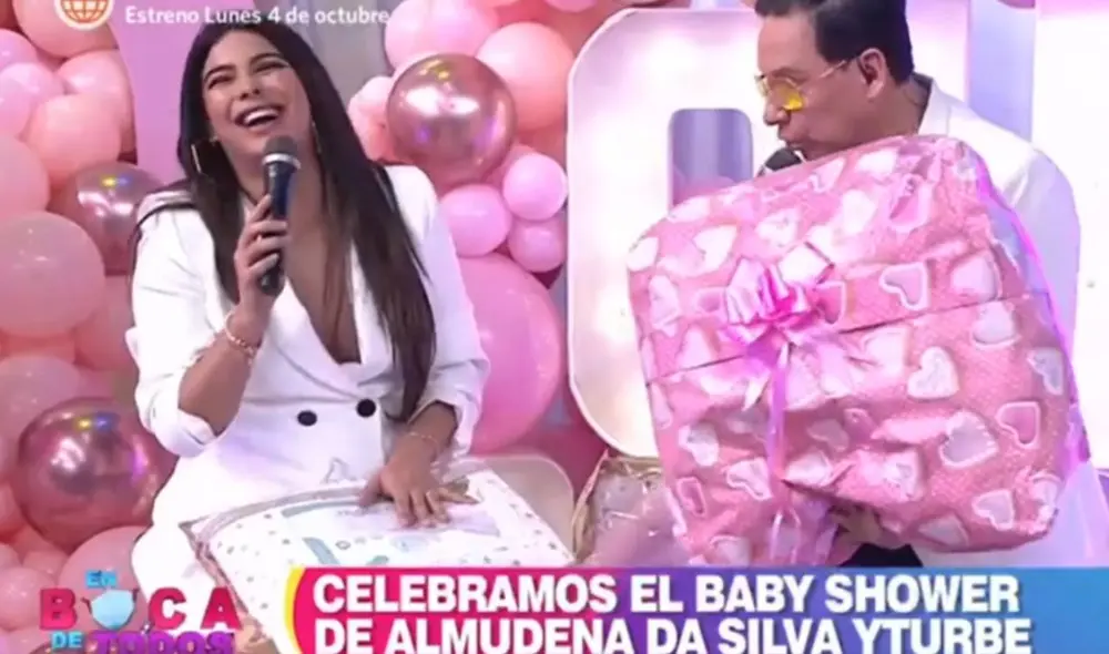 Ivana Yturbe celebra su segundo baby shower en el set de En boca de todos con Tula Rodríguez, Ricardo Rondón, Maju Mantilla y Gino Pesaressi. Foto: captura de América TV