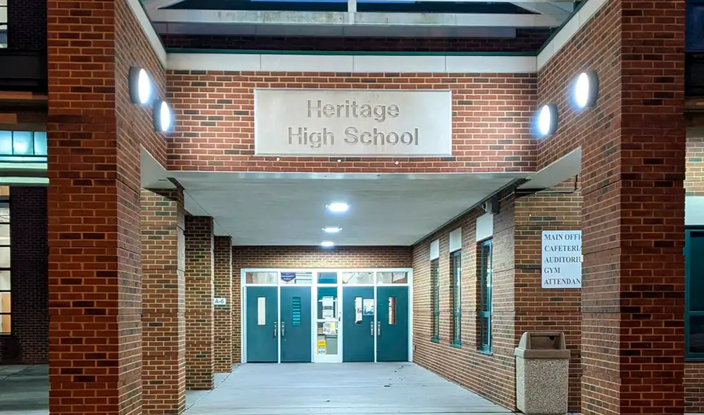 La Policía informó que se recuperó evidencia del centro educativo y sus alrededores. Foto: Facebook/@HeritageHSNN La Policía informó que se recuperó evidencia del centro educativo y sus alrededores. Foto: Facebook/@HeritageHSNN