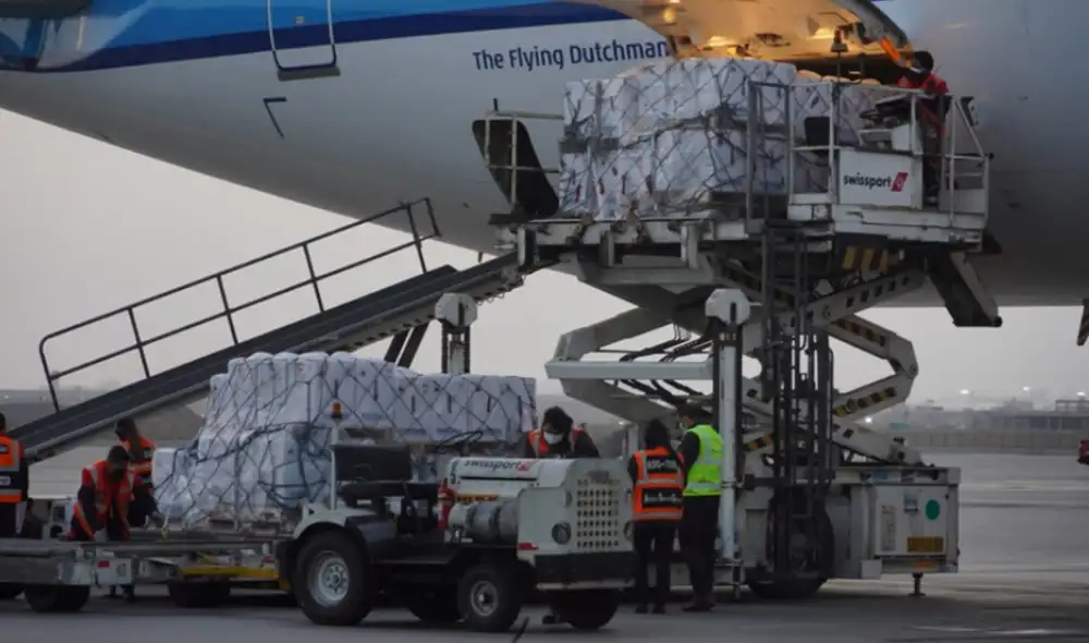 El viceministro Bernardo Ostos supervisó las llegadas de las vacunas de Pfizer. Foto: Minsa El viceministro Bernardo Ostos supervisó las llegadas de las vacunas de Pfizer. Foto: Minsa