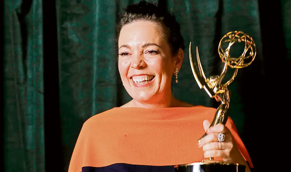 ‘The crown’. Olivia Colman alza el Emmy como mejor actriz. Foto: difusión