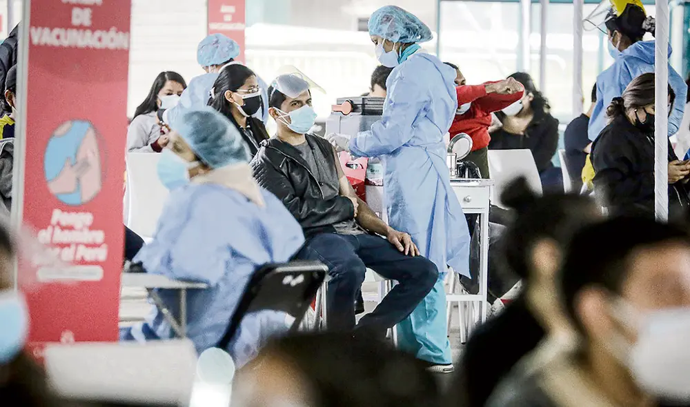 Convocados. Entre hoy y el domingo, el Minsa espera aplicar la primera dosis a 344.000 jóvenes de 23 y 24 años y continuar cerrando brechas entre los mayores de 40, 50 y 60 años. Foto: John Reyes / La República Convocados. Entre hoy y el domingo, el Minsa espera aplicar la primera dosis a 344.000 jóvenes de 23 y 24 años y continuar cerrando brechas entre los mayores de 40, 50 y 60 años. Foto: John Reyes / La República