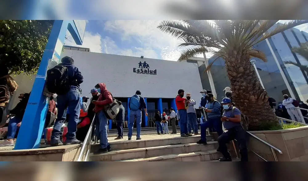 Protestantes se reunieron en el frontis de nosocomio regional perteneciente a EsSalud. Foto: Alexis Choque / URPI