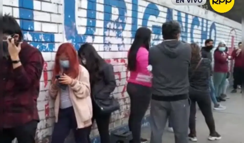 Los asistentes recordaron a sus familiares fallecidos por la enfermedad. Foto: captura RPP Noticias Los asistentes recordaron a sus familiares fallecidos por la enfermedad. Foto: captura RPP Noticias