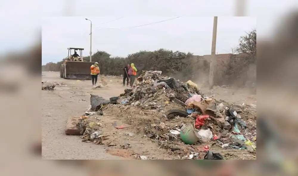 Obreros apoyados por cargador frontal limpiaron avenida Miraflores. Foto: MDFM Obreros apoyados por cargador frontal limpiaron avenida Miraflores. Foto: MDFM