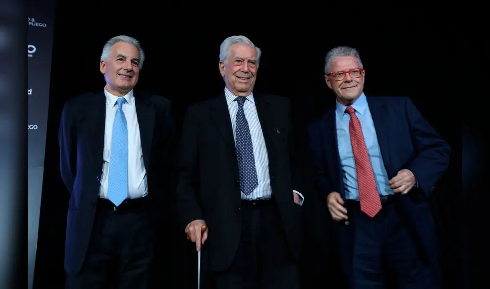 Mario Vargas Llosa, en el centro, junto a su hijo Álvaro y el periodista mexicano Sergio Sarmiento, durante la presentación de la serie. Fotografía: EFE