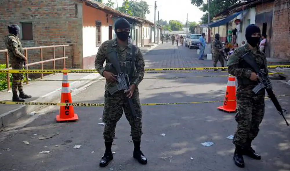 Soldados de El Salvador resguardando una zona. Informes pasados señalaban que era uno de los países más peligrosos de Centroamérica. Foto: EFE Soldados de El Salvador resguardando una zona. Informes pasados señalaban que era uno de los países más peligrosos de Centroamérica. Foto: EFE