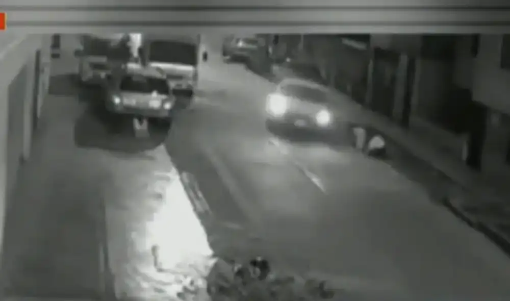 Vecinos le exigieron al efectivo policial que se haga responsable de los daños ocasionados. Foto: ATV Noticias