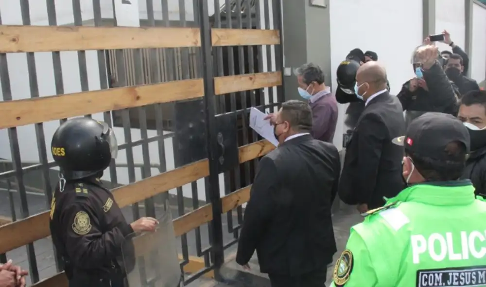 PNP y agentes de la Municipalidad de Jesús María participaron en el desalojo. Foto: Andina