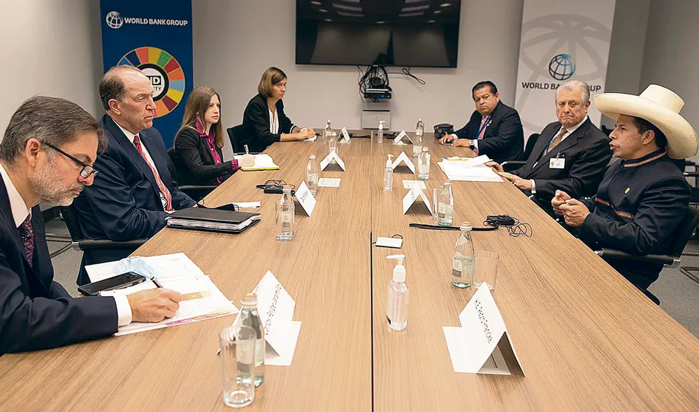 Sobre la mesa. Presidente del Banco Mundial escucha atentamente al presidente peruano, Pedro Castillo Terrones. Foto: difusión