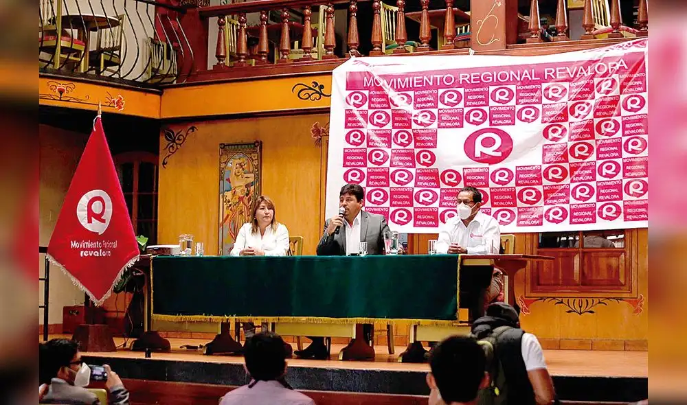 Documento. Fredy Lozano mostró documento firmado por el exrector de la Unsa donde se comprometen a ser socios políticos. Foto: Oswald Charca/ La República Documento. Fredy Lozano mostró documento firmado por el exrector de la Unsa donde se comprometen a ser socios políticos. Foto: Oswald Charca/ La República