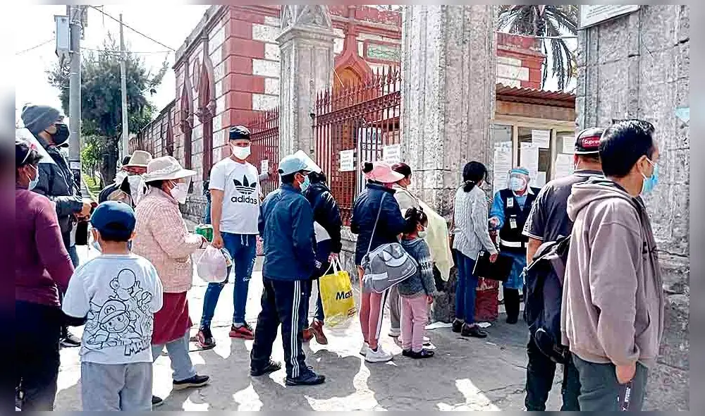 Sin espacio. En pasillos del hospital Goyeneche pacientes esperan ser atendidos. Congresista inspeccionó nosocomio.