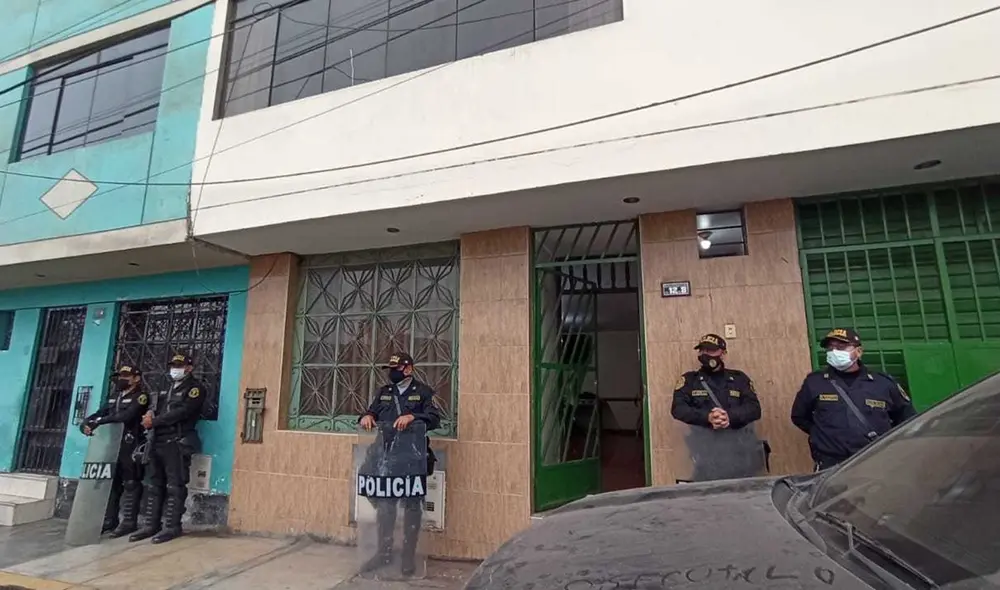 El inmueble es resguardado por un cordón policial de agentes de la Diviac. Foto: URPI-LR El inmueble es resguardado por un cordón policial de agentes de la Diviac. Foto: URPI-LR