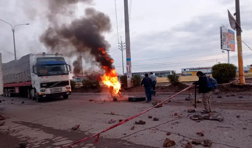 Piquetes de manifestantes se concentran en vías principales. Foto: Juan Carlos Cisneros/ La República