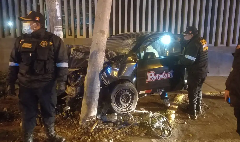 El taxista manifestó a serenos y a la Policía Nacional que se había quedado dormido. Foto: Serenazgo El taxista manifestó a serenos y a la Policía Nacional que se había quedado dormido. Foto: Serenazgo