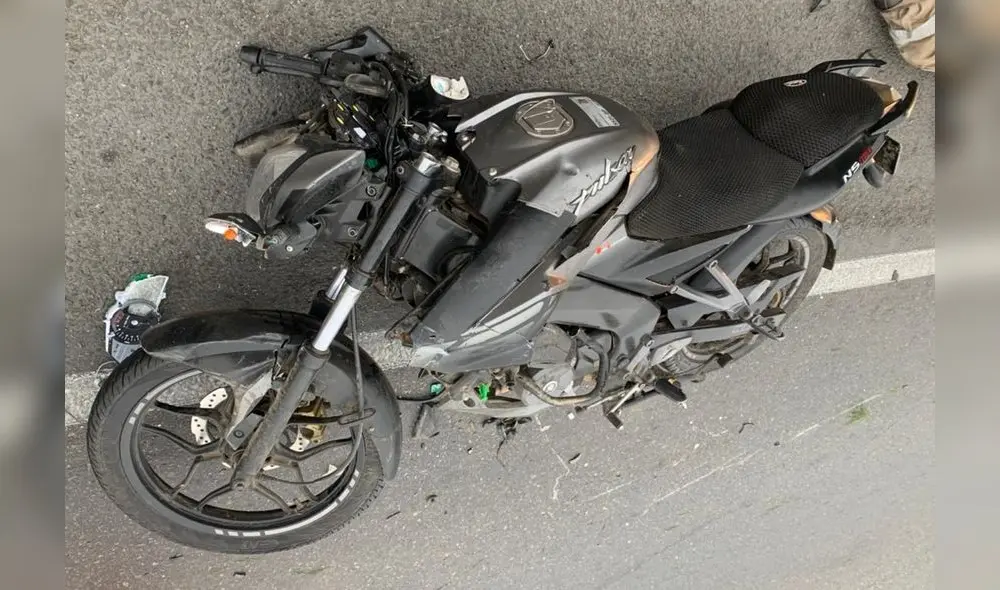 Motocicleta quedó a un costado de la vía. Foto: radio Ke Buena de Virú Motocicleta quedó a un costado de la vía. Foto: radio Ke Buena de Virú