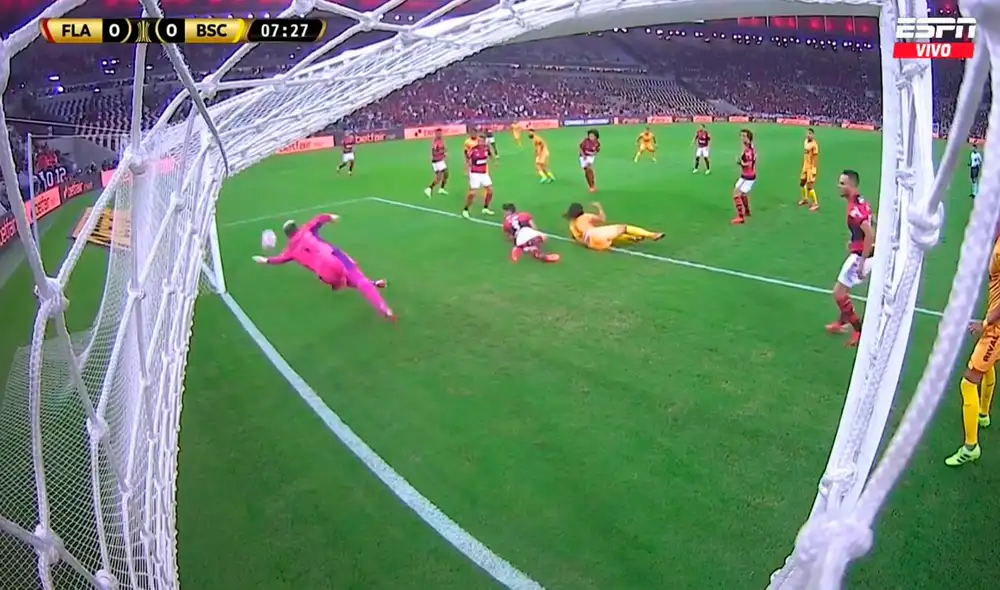Diego Alves salvó su valla ante el acecho del Barcelona de Ecuador por las semifinales de la Copa Libertadores 2021. Foto: captura ESPN Diego Alves salvó su valla ante el acecho del Barcelona de Ecuador por las semifinales de la Copa Libertadores 2021. Foto: captura ESPN