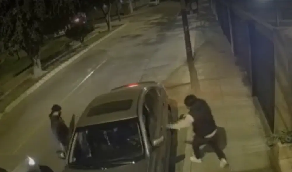 Malhechores armados se ubicaron en las puertas delanteras para evitar que su víctima escape. Foto: captura de América Noticias Malhechores armados se ubicaron en las puertas delanteras para evitar que su víctima escape. Foto: captura de América Noticias