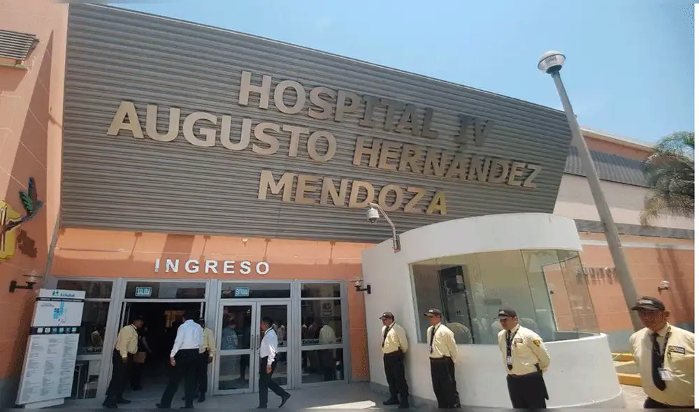 Familia pide apoyo para acelerar el traslado de la mujer hacia Lima. Foto: Twitter EsSalud Familia pide apoyo para acelerar el traslado de la mujer hacia Lima. Foto: Twitter EsSalud