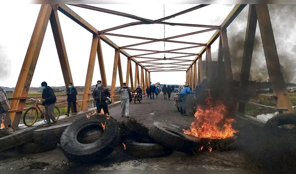 Cerrado. Dirigentes bloquearon ingreso a la ciudad de Juliaca. Gremios cuestionan a alcalde provincial. Cerrado. Dirigentes bloquearon ingreso a la ciudad de Juliaca. Gremios cuestionan a alcalde provincial.