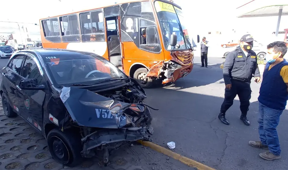 El choque se produjo a la altura del grifo Pecsa en la avenida Kennedy en el distrito de Paucarpata. Foto: Alexis Choque/URPI El choque se produjo a la altura del grifo Pecsa en la avenida Kennedy en el distrito de Paucarpata. Foto: Alexis Choque/URPI